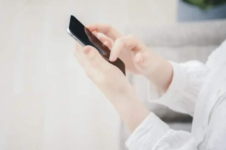 スマホを操作する女性
